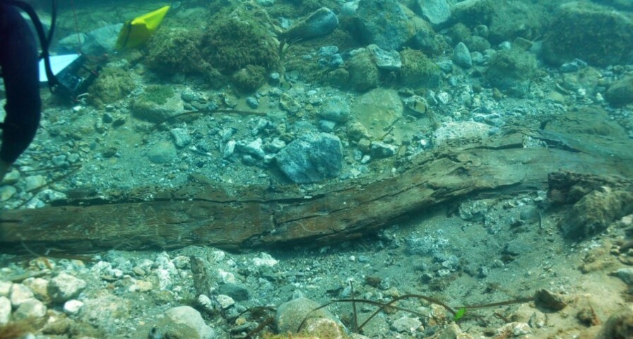 Arqueólogos italianos acharam restos de uma embarcação que naufragou há 2.500 anos em Santa Maria del Focallo, na Sicília, ilha mediterrânea da Itália. Na escavação subaquática, os exploradores também descobriram seis âncoras antigas.
