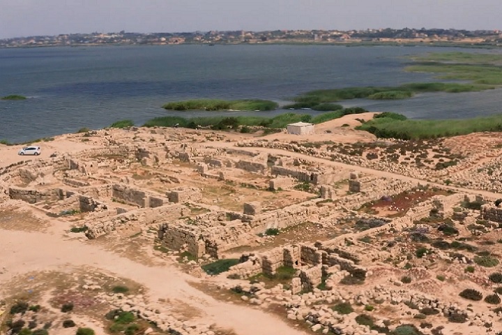 Darazya fica na região de Mareotis, no norte do Egito. Seu nome deriva do antigo Lago Mareotis (hoje conhecido como Lago Mariut), que desempenhou um papel crucial na vida econômica e social do Egito antigo