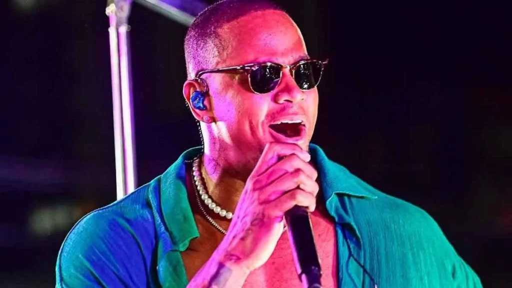 Léo Santana: O cantor baiano, que faz sucesso o ano inteiro, mas costuma bombar no carnaval, vendia frango assado nas praias na Bahia.