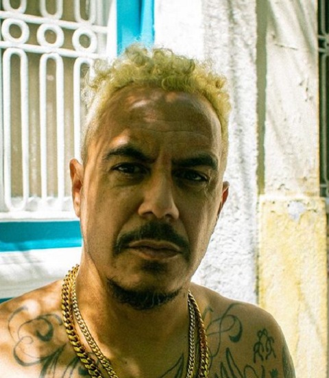 Marcelo D2: O cantor e compositor foi  porteiro,  office-boy, camelô, entregador de jornal, vendedor de loja de móveis e faxineiro. Essas foram as profissões de Marcelo D2 antes de se tornar um rapper de destaque nacional.