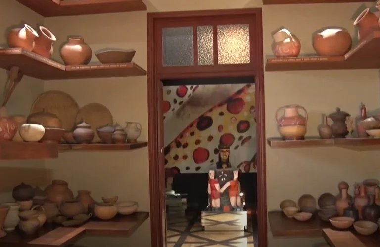 O museu reúne uma vasta coleção de objetos, fotografias e documentos que registram a memória das festas e tradições alagoanas, além de obras de artistas locais e nordestinos.