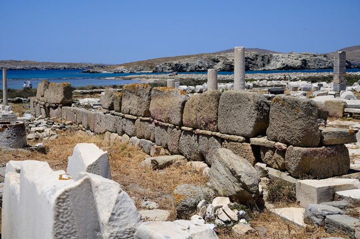 As estruturas residenciais eram erguidas com paredes de alvenaria de entulho unidas por argila e revestidas com uma camada de argamassa de cal. 