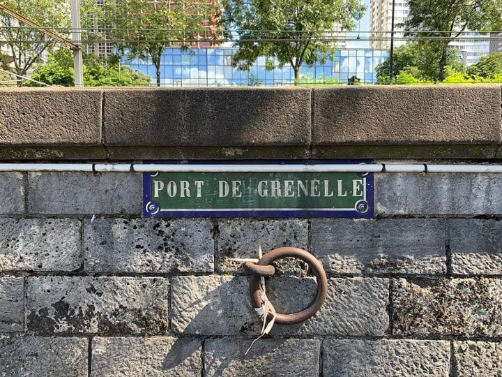 Conhecida como um local tranquilo e popular entre moradores e turistas para caminhadas e exercícios, a ilha serve como um quebra-mar para proteger o porto de Grenelle.