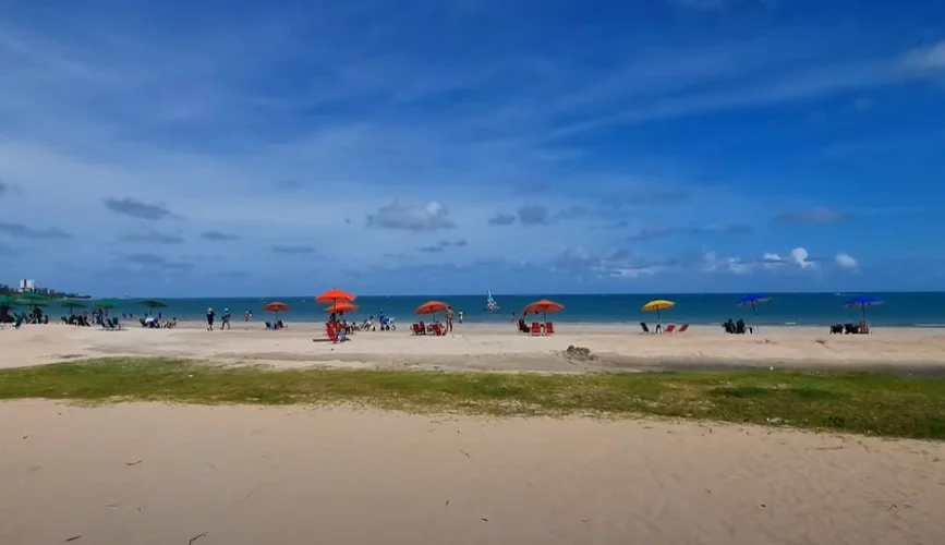A orla de Maceió, composta pelas praias de Pajuçara, Ponta Verde e Cruz das Almas, é considerada uma das mais bonitas do mundo, oferecendo paisagens de tirar o fôlego.