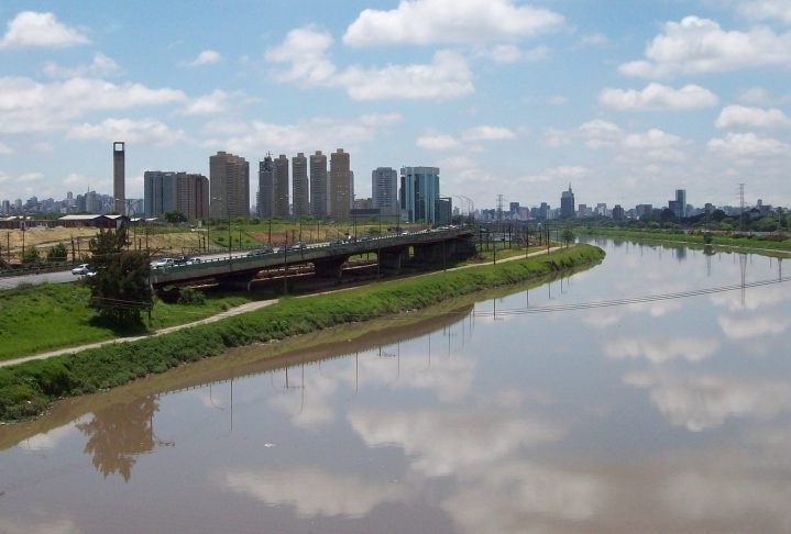 O rio faz parte do programa IntegraTietê, uma iniciativa do governo paulista para restaurar o Rio Pinheiros e seus afluentes, que sofrem com o descarte irregular de resíduos.