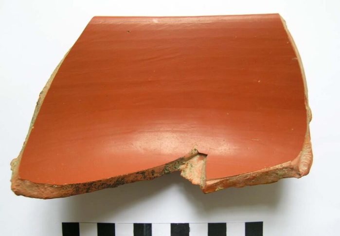 Além disso, foram descobertos pedaços de cerâmica sigillata cipriota, caracterizada por seu acabamento refinado e o brilho vermelho típico, amplamente produzido entre o século 1 a.C. e o século 1 d.C.