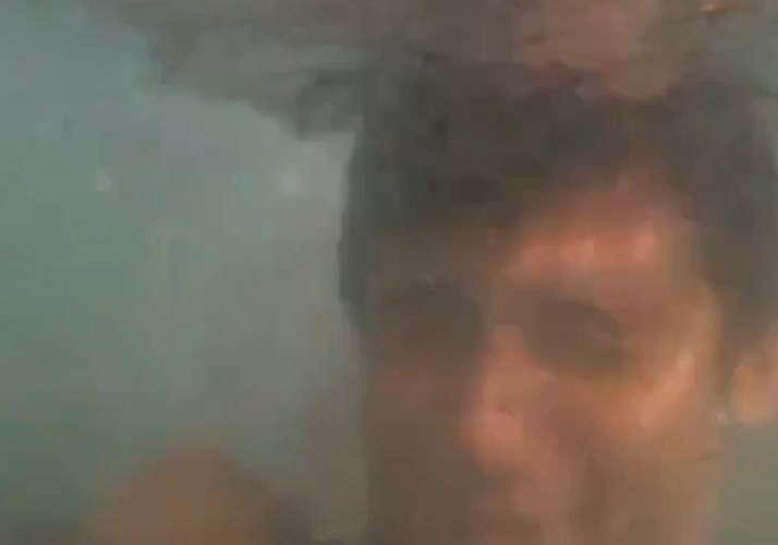 Em um dos momentos da gravação, o surfista é engolido por uma onda, dificultando ainda mais o resgate dos bombeiros. 