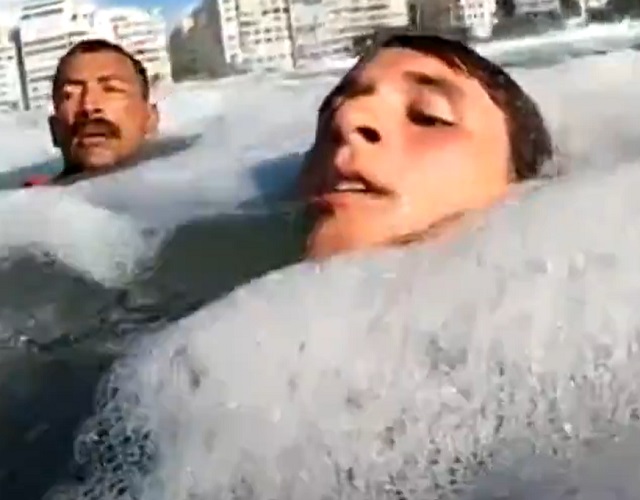 A situação aconteceu no momento em que o surfista tentava uma manobra entre os postos 4 e 5. Foi nesta hora que a cordinha amarrada do tornozelo à prancha rasgou.