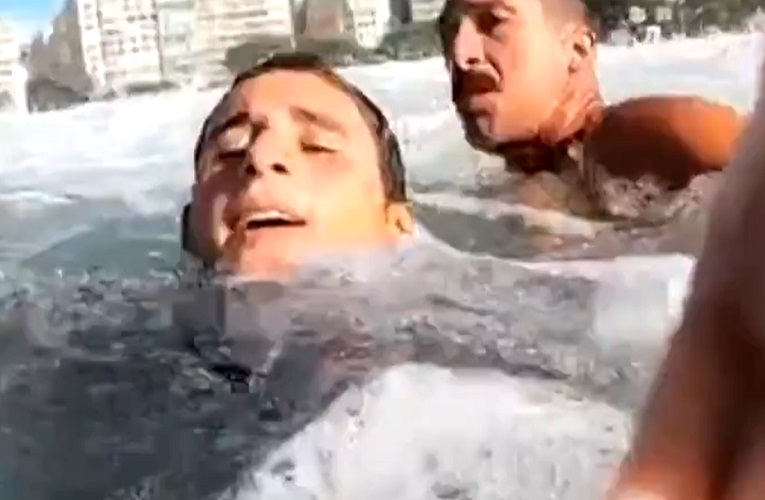 Os bombeiros que conseguiram fazer o resgate e salvar a vida do surfista foram Felix e Pedro Bastos, do 3º Grupamento Marítimo (GMar).