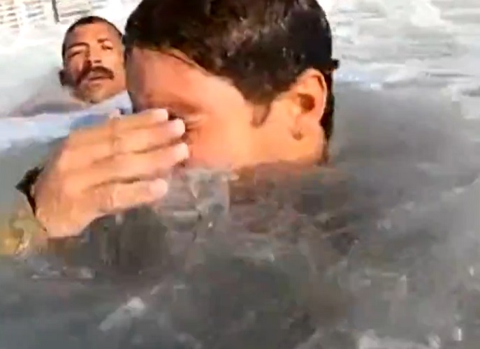 A movimentação constante da água fazia com que os bombeiros tivessem que tomar todo o cuidado para levar o surfista para a areia sem lesões ou traumas.