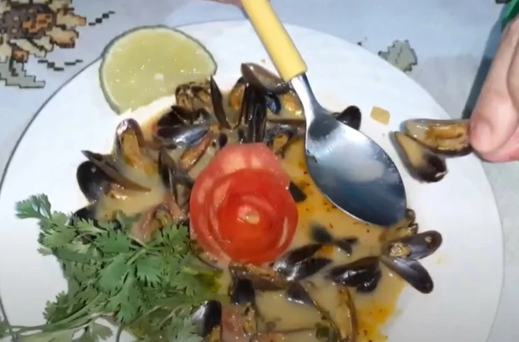 A gastronomia local, rica em frutos do mar, é outro ponto de destaque, com pratos típicos como o Sururu de Capote, o Siri Mole ao Coco e a Pituzada, que são verdadeiras iguarias da culinária alagoana e nordestina.