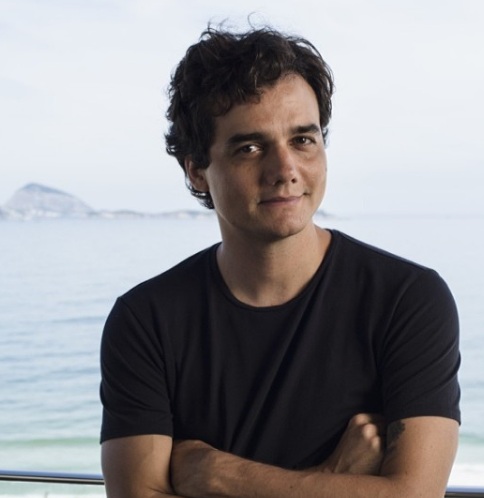 Wagner Moura: Formou-se em jornalismo pela Universidade Federal da Bahia e no começo de carreira foi repórter do Michelle Marie Entrevista, onde conversava com celebridades e empresários em festas da alta sociedade.