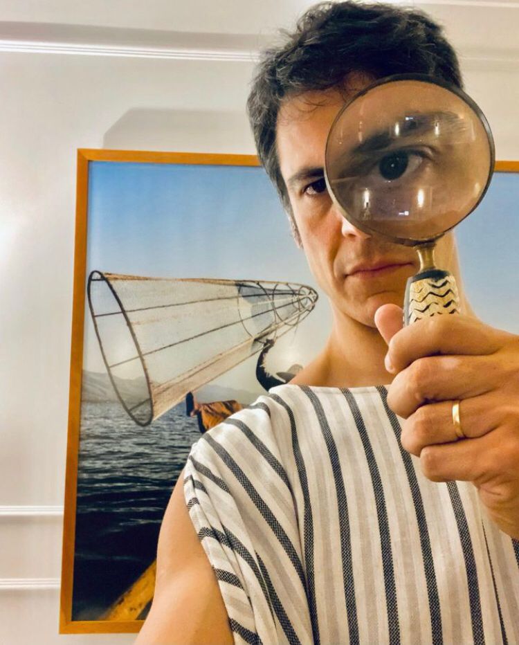 Mateus Solano: O ator brasiliense foi iluminador de peça de teatro. Portanto, trabalhou nos bastidores antes de passar para o palco e para a frente das telas.