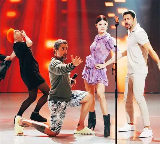 Desta vez, ela saiu do drama e foi para a comédia. Na obra de Daniel Ortiz, Kyra e mais duas amigas, vividas por Deborah Secco e Juliana Paiva, testemunham um crime e, logo em seguida, enfrentam um furacão em Cancún.