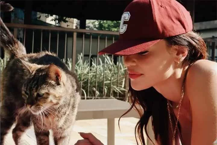 Há uns 8 anos não desfilo, estou com um gostinho nostálgico, aquele nervosinho, mas estou animadíssima. Quando comecei a trabalhar como atriz, a vida seguiu outros rumos. É uma sensação única, como subir em um palco, compara Vitória em entrevista ao gshow.