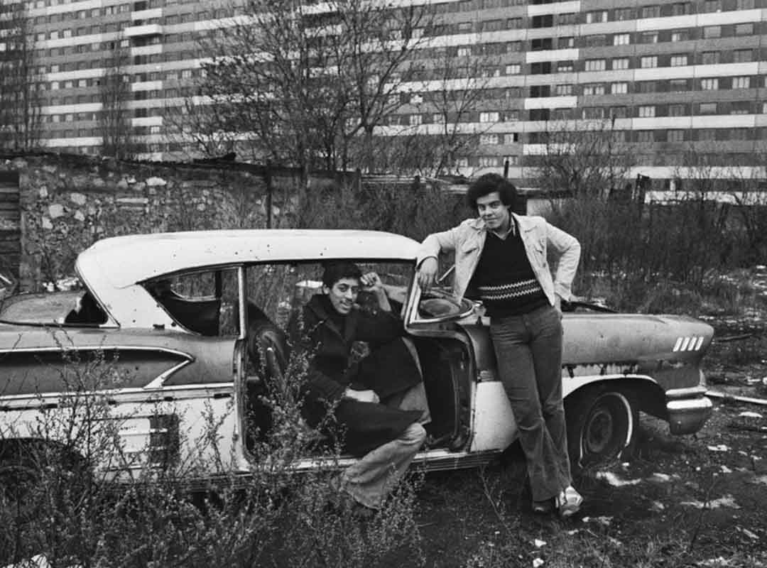 Em 1978, Sebastião Salgado fez um trabalho documental sobre um conjunto de grandes blocos de apartamento ocupados por imigrantes em La Courneuve, no subúrbio de Paris. 