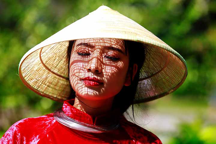 O chapéu cônico, conhecido como nón lá, é um símbolo cultural do Vietnã, feito de folhas de palmeira ou bambu. Ele é leve e respirável, amplamente usado por camponeses e em áreas rurais, proporcionando proteção contra o sol e a chuva.