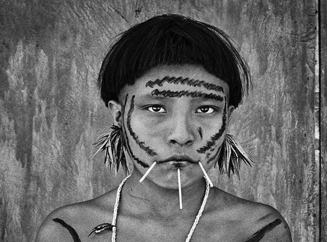 A exposição apresenta uma seleção de “Genesis”, coleção  imagens de fotografias de paisagens e pessoas em preto e branco. Nessa série, e também em “Amazônia”, o fotógrafo direcionou suas lentes para os povos originários e à natureza. Será a nona vez que Sebastião Salgado expõe suas obras na Galerie Polka - a última havia sido “Magnum Opus”, em 2023. 
