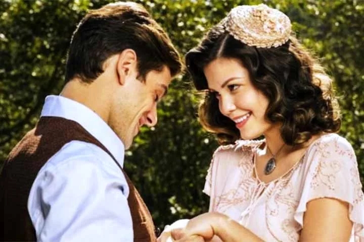 Nesta novela espírita, Vitória conquistou respeito no meio artístico ao interpretar personagens em épocas diferentes. Ela é transportada a uma vida passada ao encostar em um espelho do quarto que lhe pertencia em sua existência anterior.