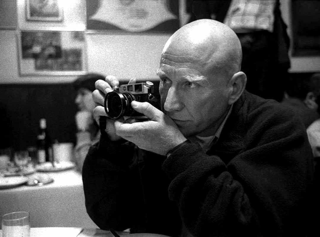 Reconhecido como uma das maiores referências do fotojornalismo mundial, o brasileiro se notabilizou por uma obra de caráter humanista, que documenta e denuncia situações de desrespeito aos direitos do homem e também a sua relação com natureza e meio-ambiente.