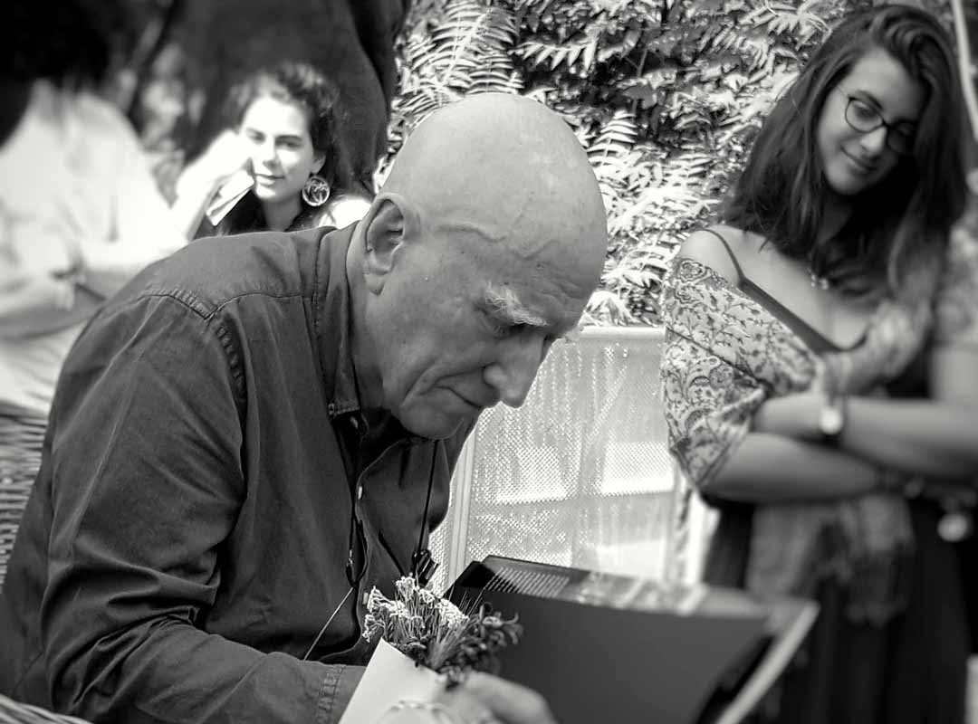 Durante cinco décadas, Sebastião Salgado viajou por mais de 130 países documentando guerras e crises humanitárias por meio de imagens capazes de causar comoção e perplexidade. 
