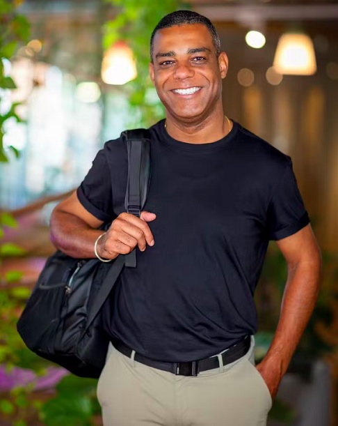 Durante o processo de planejamento da viagem, Robson se tornou influenciador digital e colunista em veículos de comunicação. Antes, ele chegou a ser gestor de um hospital.