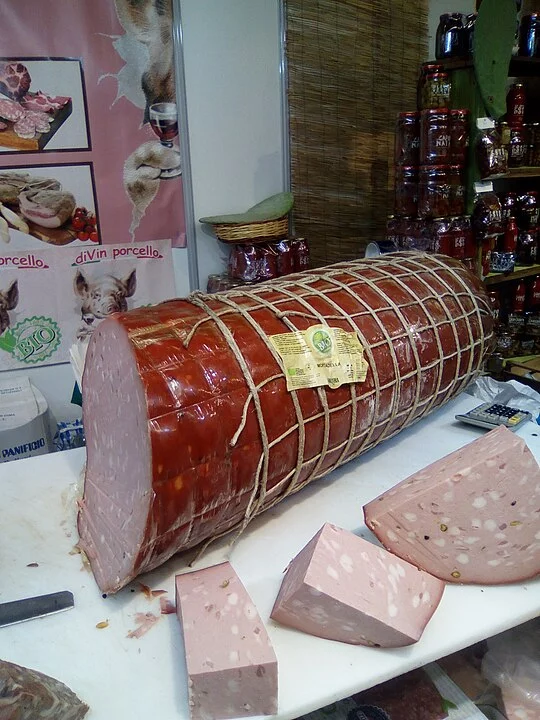 O nome mortadela vem do latim mortarium (almofariz), usado para triturar a carne, ou de myrtatum, relacionado ao uso de mirto como tempero na antiguidade.