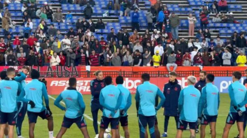 Jogadores recebem carinho dos torcedores em atividade no Ben Hill Griffin Stadium, que tem capacidade para 88 mil 