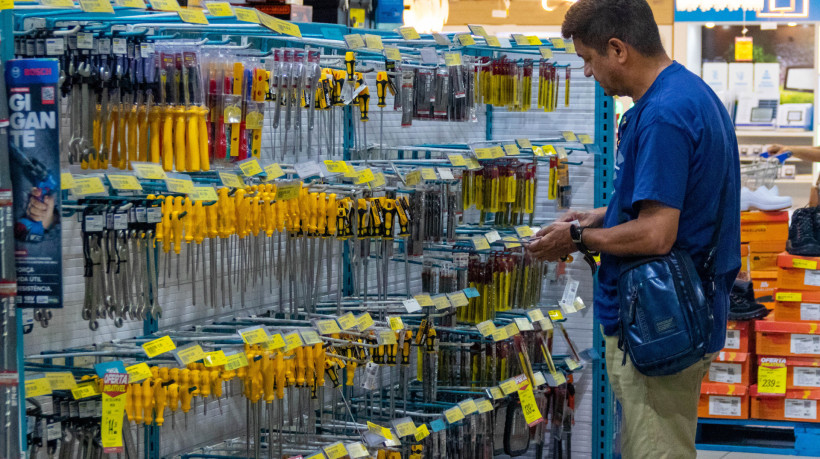 Esta categoria, além do varejo normal, inclui veículos, motos, partes e peças, material de construção e atacado de produtos alimentícios, bebidas e fumo