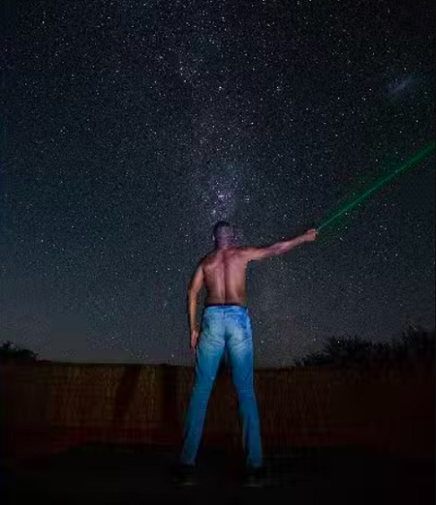 Além de percorrer favelas, Robson já tem como projetos futuros a produção um livro e um documentário sobre a viagem (na foto, o brasileiro aprecia as estrelas no Deserto do Atacama, no Chile).