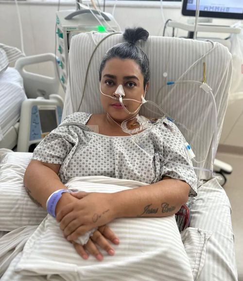 Sigo confiante para vencer mais essa batalha! Um beijo com amor, escreveu a cantora. Após a equipe médica identificar a ineficácia da quimioterapia, ela foi submetida à longa cirurgia.