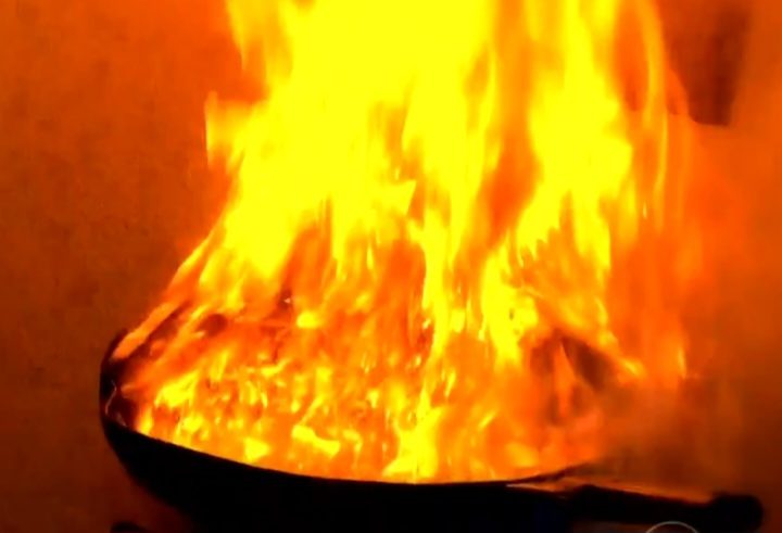 Ao jogar o ovo (com água) na frigideira que estava com óleo quente, as chamas subiram, causando graves queimaduras. 