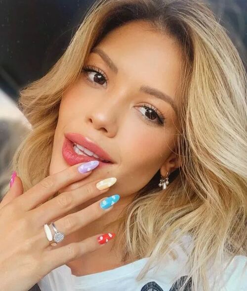 Daniel e Vitória se conheceram no início do ano passado, enquanto rodavam o filme Recife Assombrado 2. Mas o relacionamento só veio a público em outubro de forma curiosa, pela boca da consagrada atriz Nívea Maria.