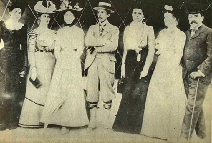 Santos Dumont nunca se casou nem teve filhos. As referências a ele são por sua genialidade e inventividade. 