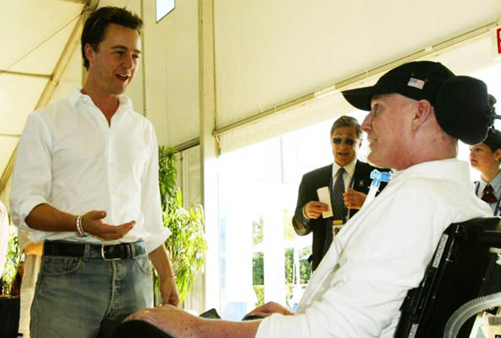 Fazer as coisas com meu pai envolviam sempre atividade e ação, relembrou Matthew Reeve no trailer do filme. Nos despedimos, ele acenou. Essa foi a última vez que o vi de pé.”