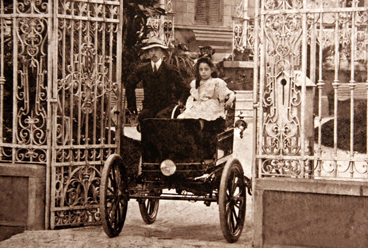 Vítima de esclerose múltipla, Dumont ficou envelhecido e, após fazer seus últimos voos em 1909, encerrou as atividades na oficina, mas continuou a atuar na popularização da aviação. 