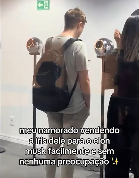 A recompensa pelo registro de íris é paga em duas etapas: metade é entregue imediatamente, e o restante é liberado gradualmente ao longo de 12 meses, com saques possíveis pelo aplicativo do projeto.