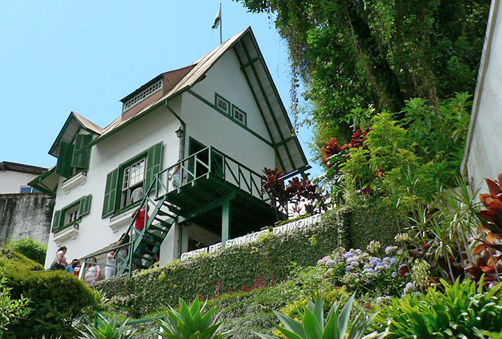 Em Petrópolis, na Região Serrana do RJ,  Dumont viveu numa casa que ele mesmo projetou.Chamada de Encantada, a residência é ponto turístico.