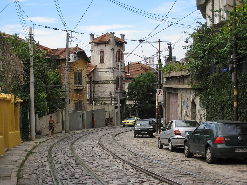 A cidade oferece uma variedade de opções de lazer, como eventos culturais, restaurantes e atrações turísticas. Para quem deseja economizar um pouco, morar na Zona Norte pode ser uma opção mais acessível, embora esteja mais distante das áreas mais centrais e das praias.