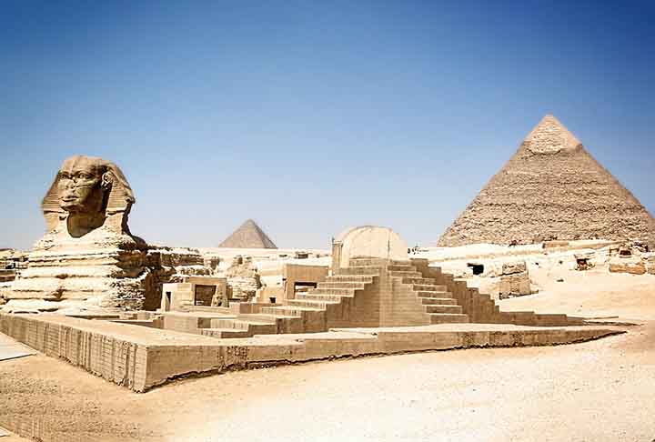 Atualmente, é a única das Sete Maravilhas do Mundo Antigo que ainda existe. Ao lado da Grande Pirâmide, estão as pirâmides de Quéfren e Miquerinos, além da icônica Esfinge.