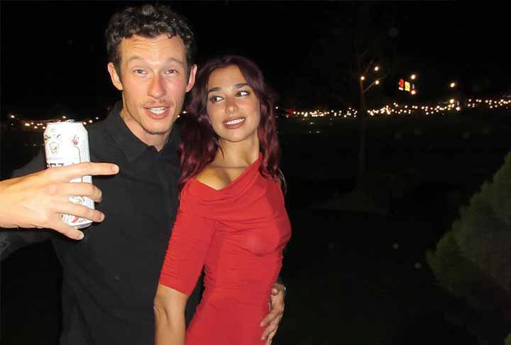 Segundo o jornal, fontes próximas afirmam que ambos estão muito felizes e apaixonados, com Callum sendo um grande apoio para Lipa.