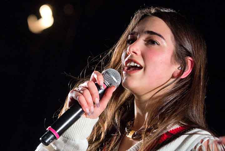 Os pais da artista deixaram a cidade de Pristina durante a Guerra Civil da Iugoslávia, em meados da década de 1990, e se refugiaram em Londres. Inclusive, quando Lipa nasceu, seus pais trabalhavam como garçons em bares e cafés da cidade. 