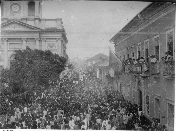 O cortejo fúnebre arrastou uma multidão diante da popularidade do grande inventor 