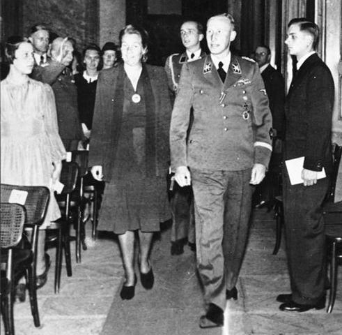 Morreu em 1942 em consequência de ferimentos sofridos durante um atentado a granada contra seu carro.