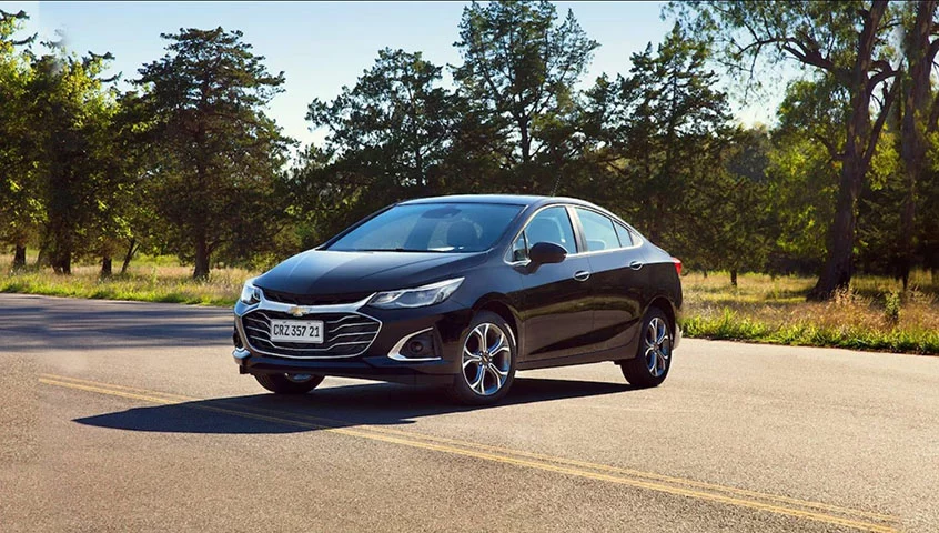 Após mais de 13 anos de história, as versões sedã e hatchback Sport6 do Chevrolet Cruze deixaram de ser vendidas no Brasil. A produção  na Argentina acabou em dezembro de 2023, mas o carro permaneceu disponível no mercado brasileiro até agosto de 2024, quando foi oficialmente retirado do site da Chevrolet, marcando o fim de sua jornada global.