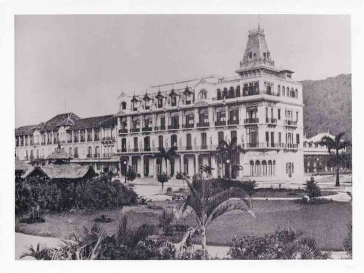 Em 23/7/1932, dois dias depois de fazer 59 anos, Santos Dumont tirou a própria vida. Ele enforcou-se num quarto do Grand Hotel La Plage, no Guarujá, em São Paulo. 