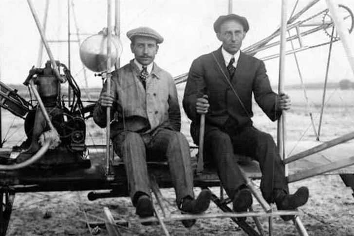 Segundo a Nasa, antes do brasileiro, os irmãos Wright, inventores americanos, já haviam feito mais de 40 voos na aeronave Flyer, que eles criaram. Mas não houve registro oficial.