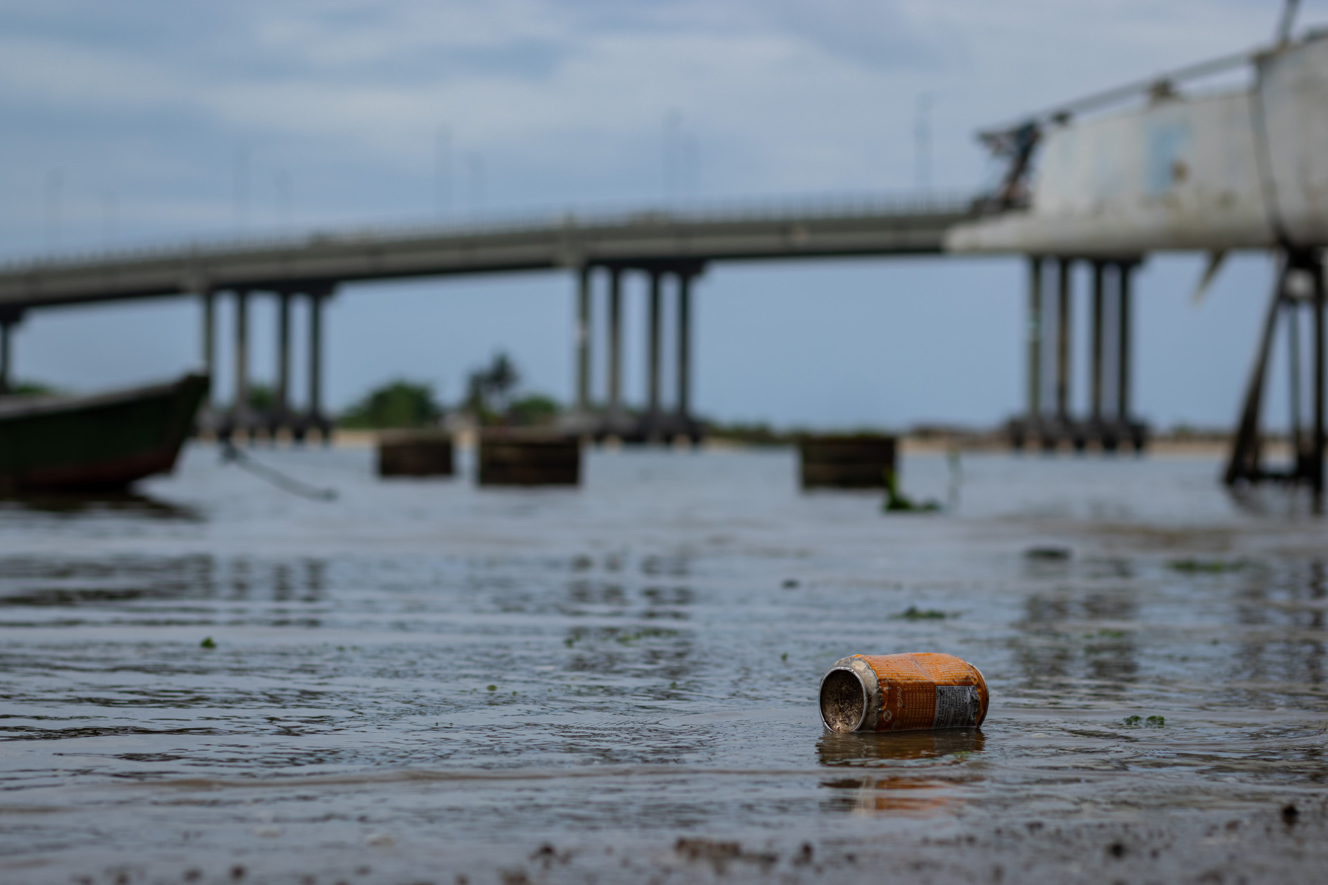 Lixo próximo ao rio Ceará