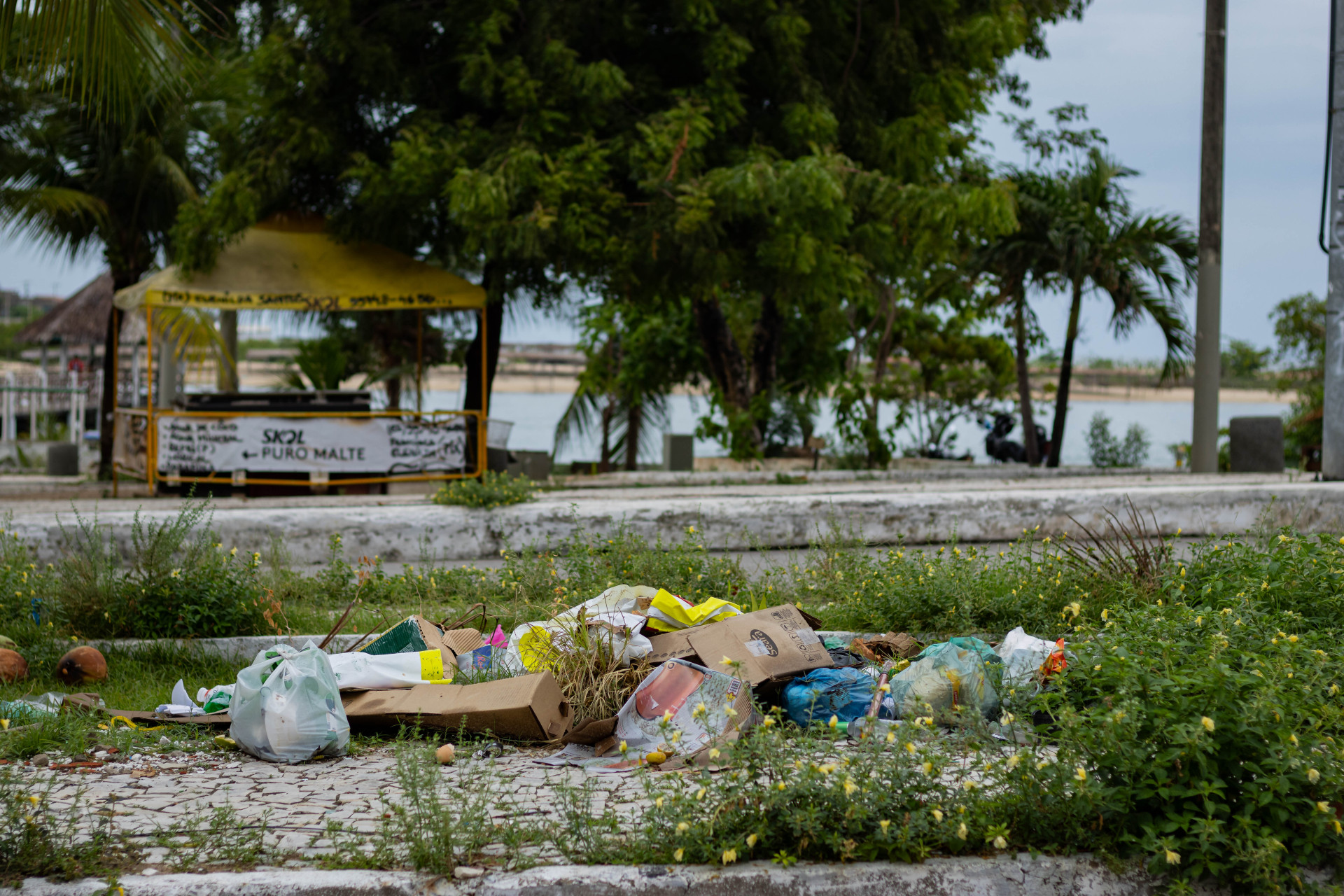 Lixo próximo ao rio Ceará
