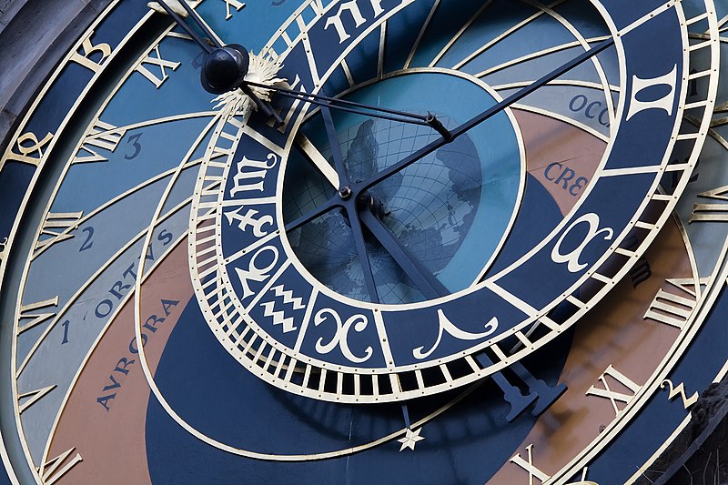 Chamado pelos locais de Orloj, ele foi construído pelo relojoeiro Mikulas Kadan e possui três ponteiros que indicam as horas e também as posições do sol e da lua. 
